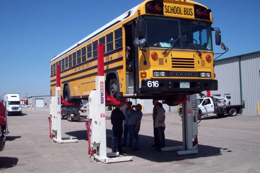 School bus mobile column lifts